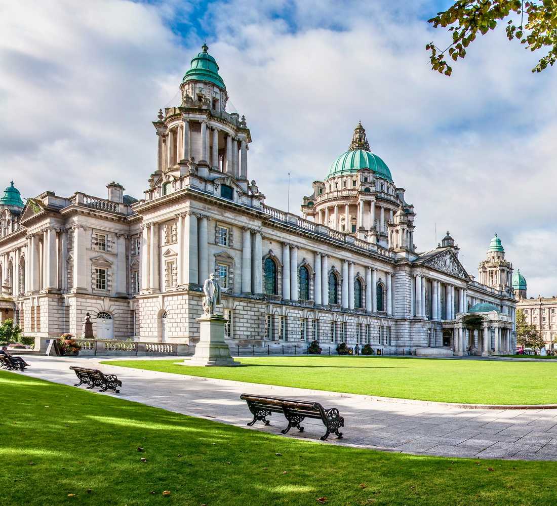 Belfast Hop-On Hop-Off Sightseeing Bus Tours – Iconic landmarks in Belfast and flexible tickets in 2026 Hop-on hop-off sightseeing bus tours in Belfast, United Kingdom – Open-top buses, top attractions, and free cancellation in 2026